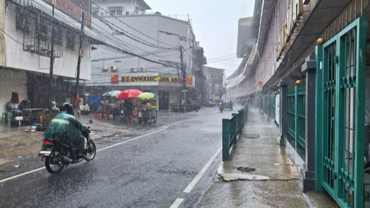 Hujan deras melanda kawasan Stasiun Sawah Besar, Jakarta Pusat, Kamis (29/2/2024)