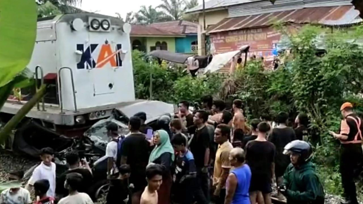 Lagi Minibus Tertabrak Kereta Api Jurusan Siantar-Tebing Tinggi di Lintasan Tanpa Palang, 2 Korban Luka Berat
            - galeri foto