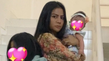 Tangkapan layar Tisya Erni menggendong bayi Amy di rumah sakit