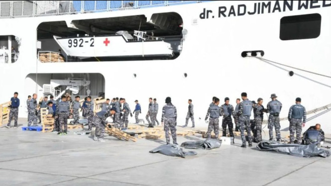 Panglima TNI Sambut KRI Radjiman yang Pulang dari Salurkan Bantuan ...