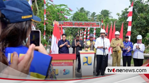 Presiden Jokowi Resmikan 24 Ruas Jalan di Kalbar: Kita Harapkan Jalan-jalan Rusak Semua Bisa Diperbaiki