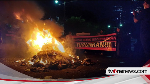 Sempat Memanas, Tapi Tetap Kondusif! Demo di Depan Kantor KPU Diwarnai Massa Aksi Bakar Ban