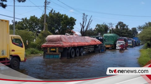 Jalur Semarang Via Mijen Demak Masih Direndam Banjir Antrean Panjang