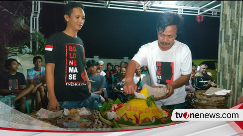 Relawan Bolone Mase Prabowo-Gibran Sujud Syukur Dan Potong Tumpeng ...