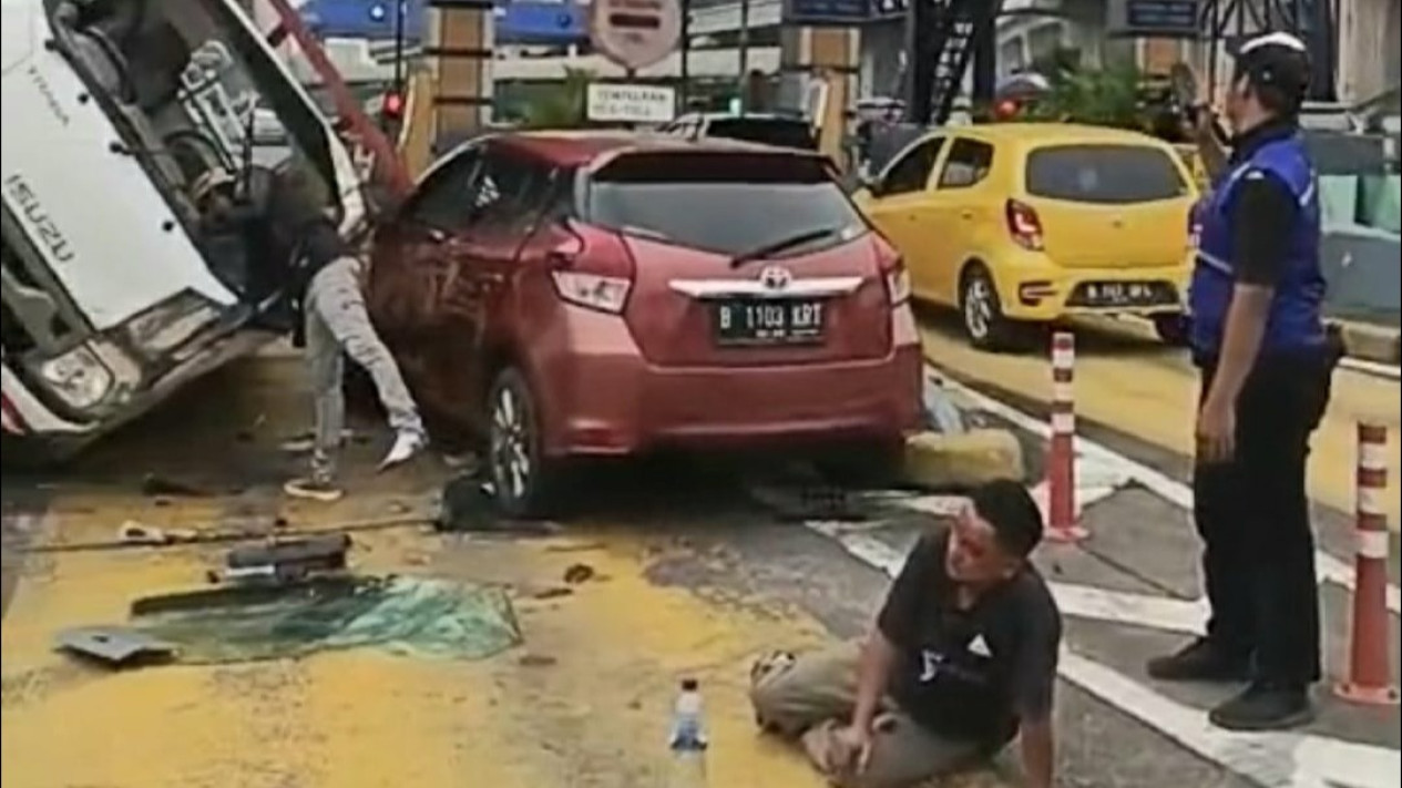 Kronologi Kecelakaan Mengerikan di Gerbang Tol Halim Utama Pagi Ini, Libatkan 7 Kendaraan, 2 Orang Luka-luka
            - galeri foto