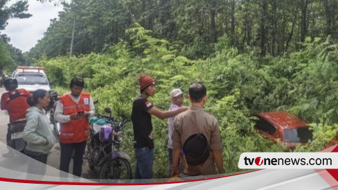 Mobil Terperosok Ke Parit Di Randublatung Blora, Diduga Akibat Sopir ...