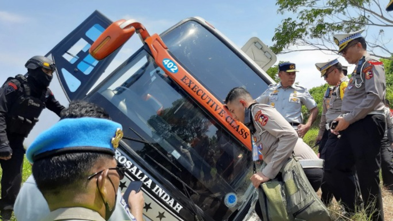 5 Fakta Bus Rosalia Indah Kecelakaan di Tol Batang-Semarang, Sopir Mengantuk hingga Kondektur Meninggal Dunia karena Terjepit
            - galeri foto