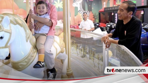 Libur Lebaran, Presiden Jokowi Temani Cucu-cucunya Bermain di Mall