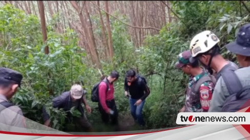 Mengerikan! Detik-Detik Tim SAR Evakuasi Kerangka Manusia yang Ditemukan Pendaki di Gunung Slamet, Korban Pakai Kaos dan Sarung