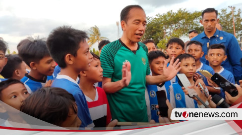 Presiden Main Bola di Gorontalo,  Mentan Amran Cetak Dua Gol, Jokowi:  Amran Pemain Bola Makassar