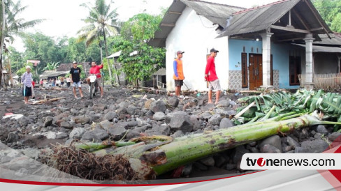 Diterjang Lahar Semeru Susulan, Tanggul Darurat Jebol, 9 Rumah ...