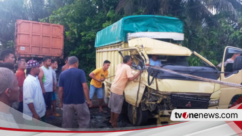 Truk Tronton Tabrak Colt Diesel Di Jalinsum Sungai Lansek Sijunjung, 2 ...