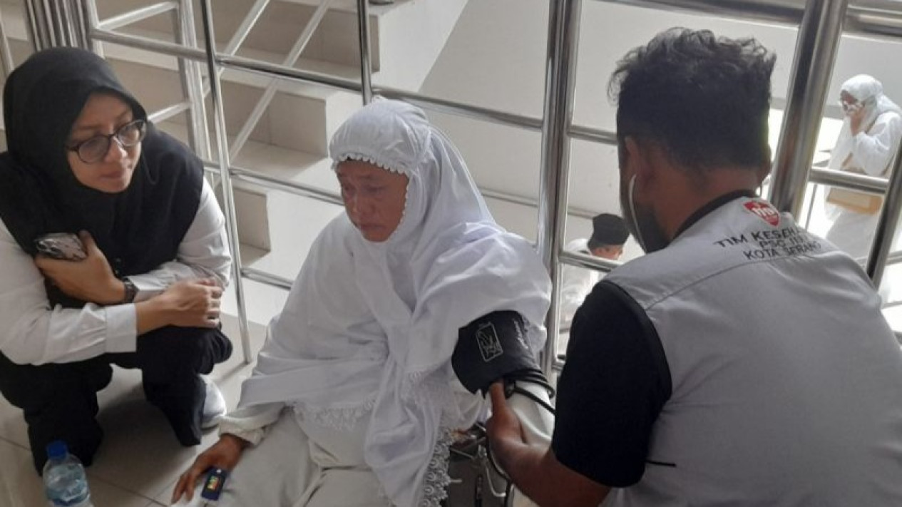 Calon Jemaah Haji di Kota Serang Pingsan saat Ikut Bimbingan Manasik
            - galeri foto