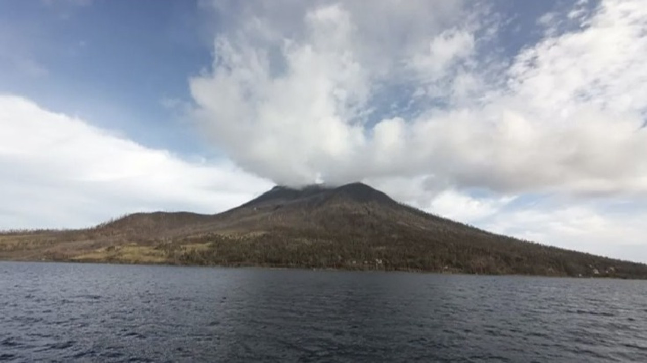 Aktivitas Vulkanik Gunung Ruang Kembali Meningkat, Status Naik dari Siaga jadi Awas
            - galeri foto