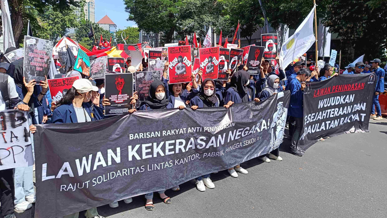 Ribuan Buruh dan Mahasiswa Padati Kota Pahlawan Gelar Aksi May Day
            - galeri foto