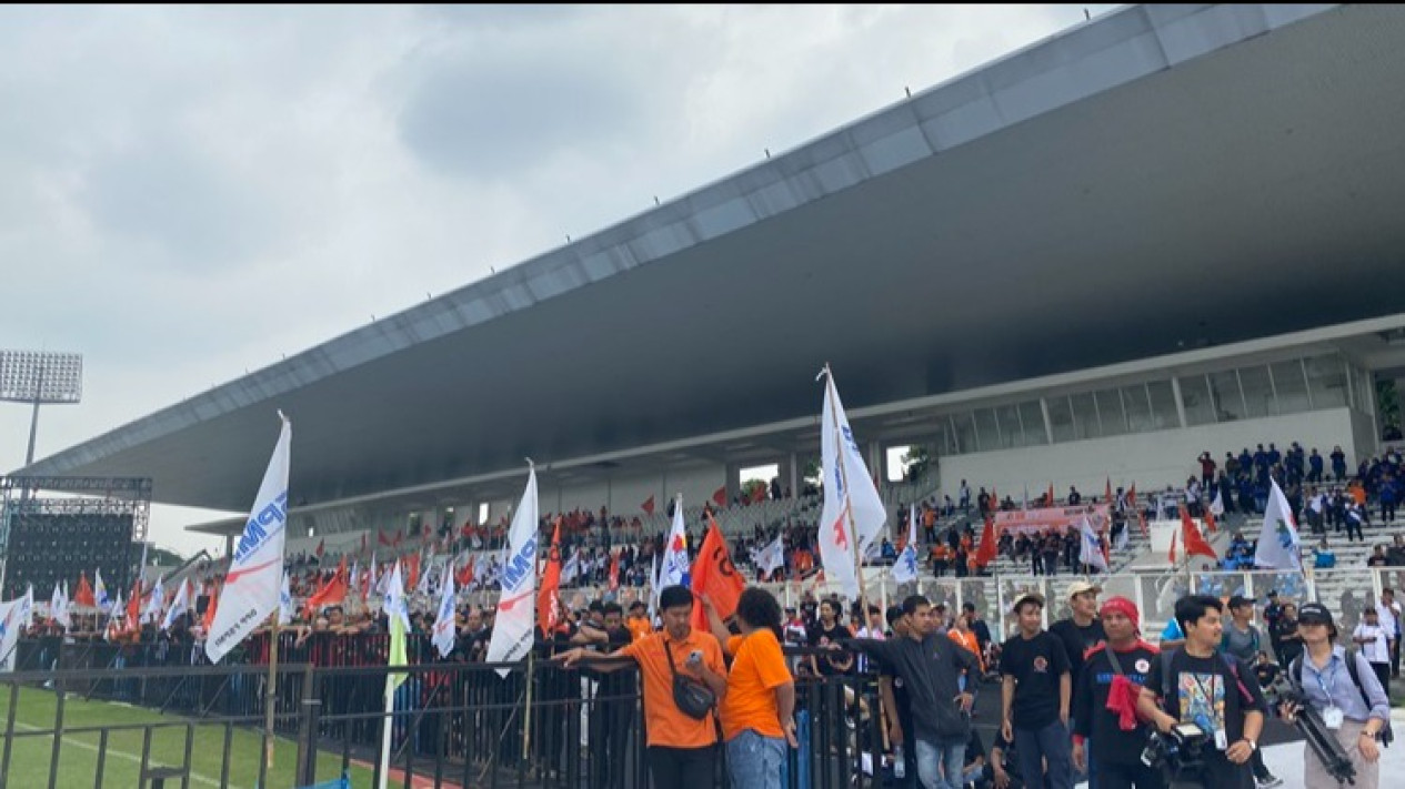 Puluhan Ribu Buruh Padati Stadion Madya GBK untuk Rayakan May Day
            - galeri foto