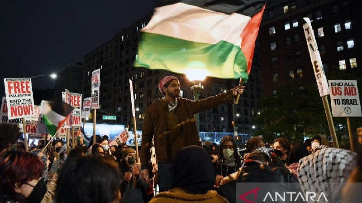 Ratusan Demonstran Pro-Palestina Ditangkap Polisi New York
            - galeri foto