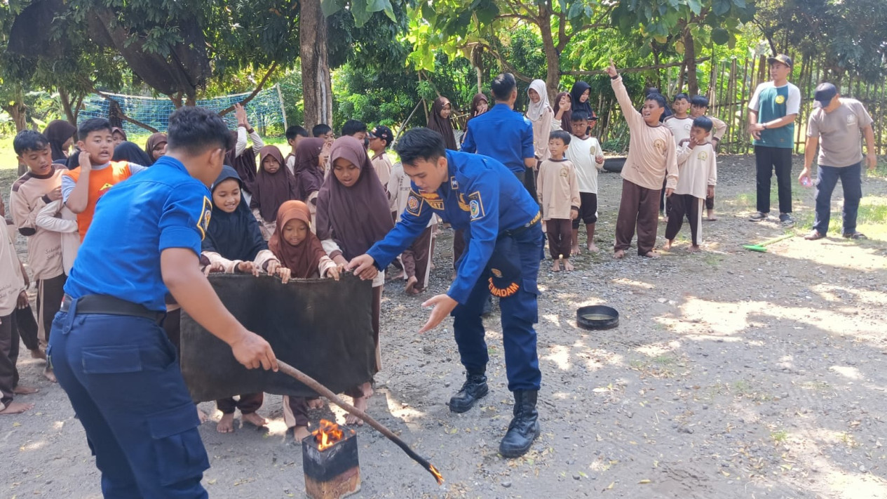 Peringati Hari Pendidikan Nasional, Siswa di Kertosono Nganjuk Diberi Pelatihan Pencegahan Kebakaran Dini
            - galeri foto