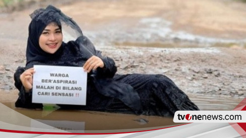 Selebgram Ummu Hani Pose Bak Foto Model di Jalan Rusak Lampung Selatan