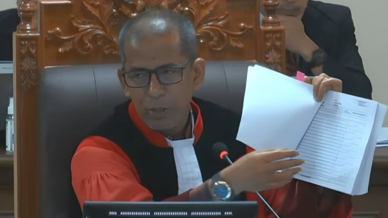 Curigai Tanda Tangan Pemilih Mirip, Hakim MK Saldi Isra Cecar Bawaslu Bangkalan di Sidang Sengketa Pileg 2024
            - galeri foto