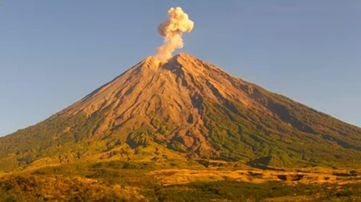 Gunung Semeru Alami 2 Kali Erupsi Selasa Pagi Ini, Kolom Abu Letusan Mencapai 800 Meter
            - galeri foto