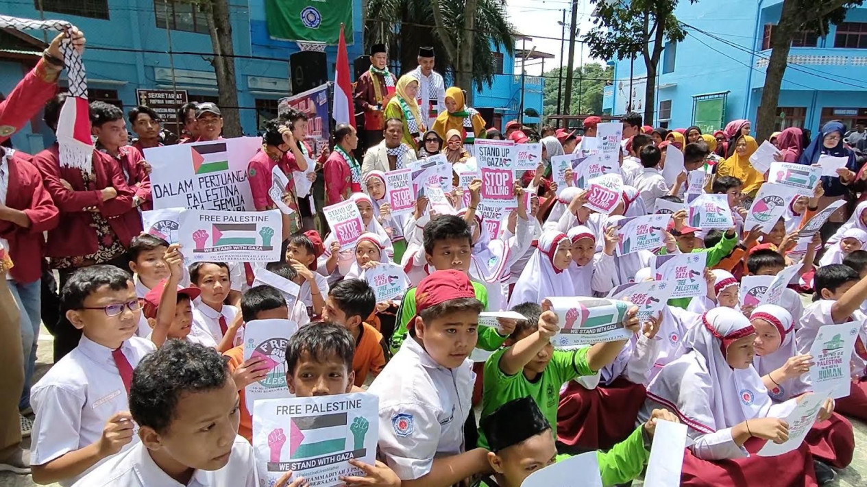 Ratusan Massa UM-Tapsel Aksi Bela Palestina dan Kecam Kekejaman Zionis Israel
            - galeri foto