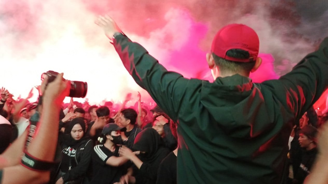 Lautan Flare dan Kembang Api Banjiri Acara Nobar di SUGBK meski Timnas Indonesia U-23 Kebobolan Satu Gol di Babak Pertama
            - galeri foto