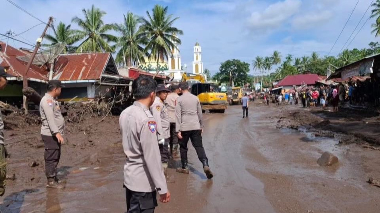 Jalan Penghubung Batusangkar-Padang Panjang Belum Bisa Dilalui Pasca Banjir Bandang
            - galeri foto