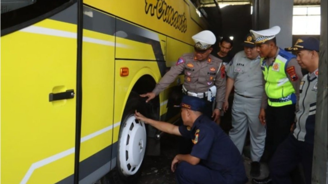 Tak Ingin Mengulang Kecelakaan Bus di Subang, Polres Pemalang Uji Kondisi Fisik hingga Ramp Check Angkutan Umum
            - galeri foto