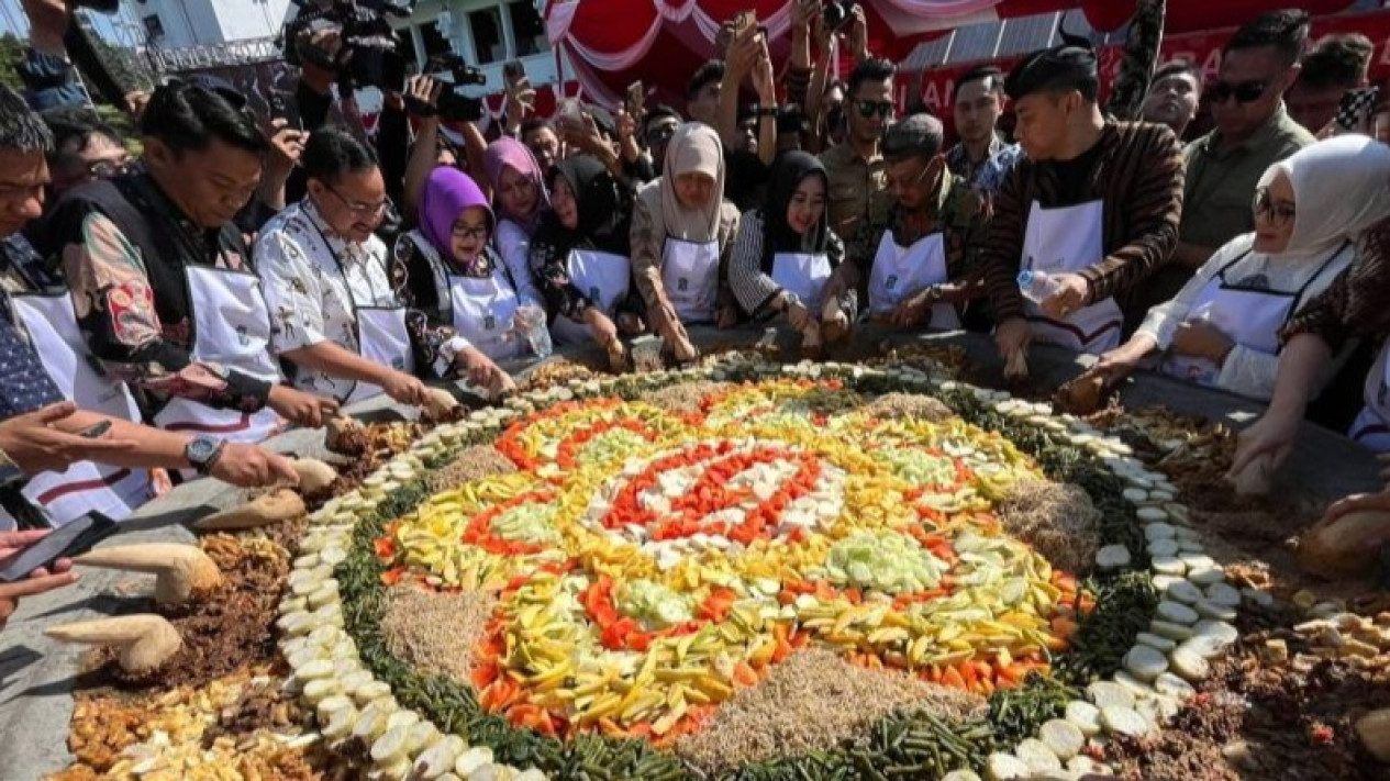 Unik! Festival Rujak Uleg 2024 di Surabaya, Eri Cahyadi Ceritakan Maknanya
            - galeri foto