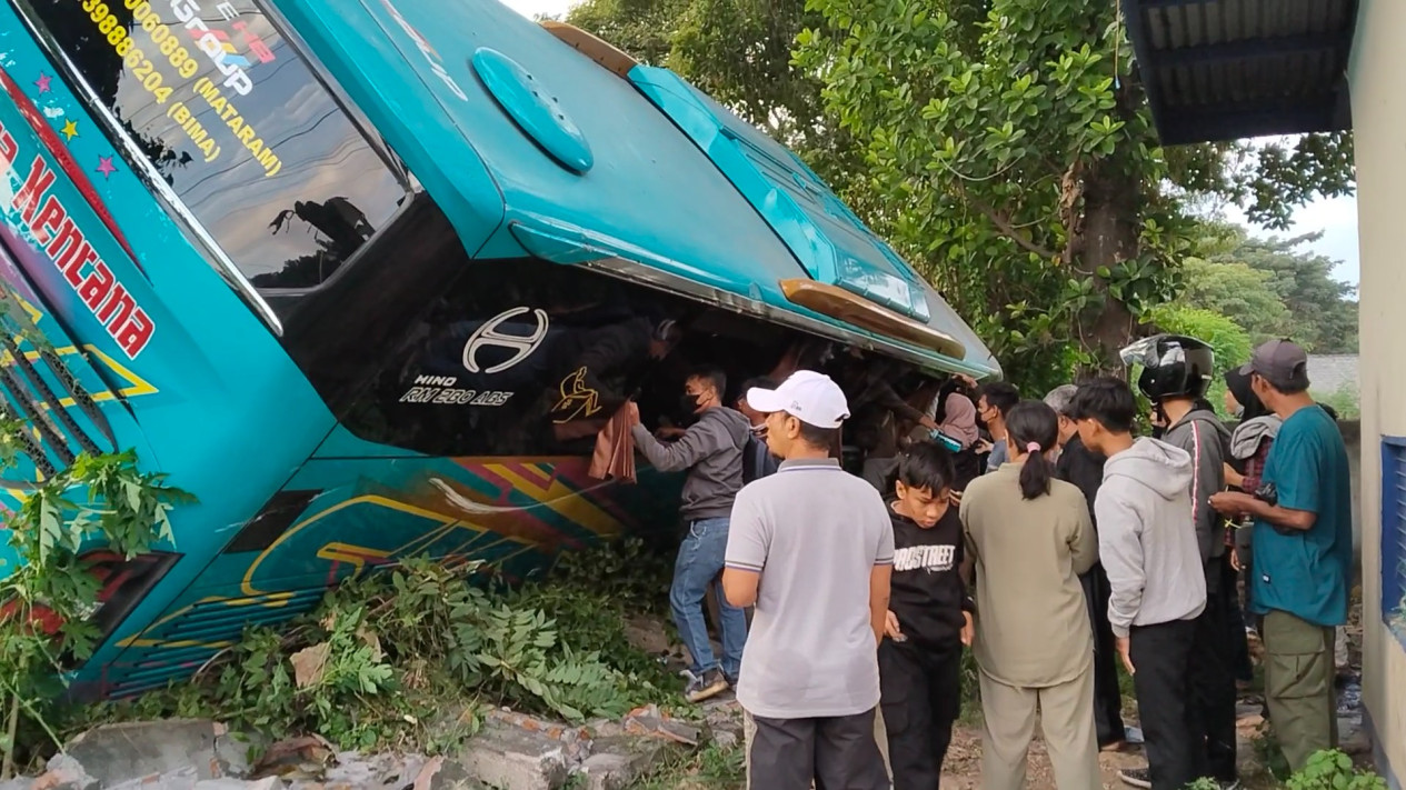 Bus Surya Kencana Terbalik di Lombok Timur, Sejumlah Penumpang Terluka Sementara Sopir dan Kondektur Menghilang
            - galeri foto