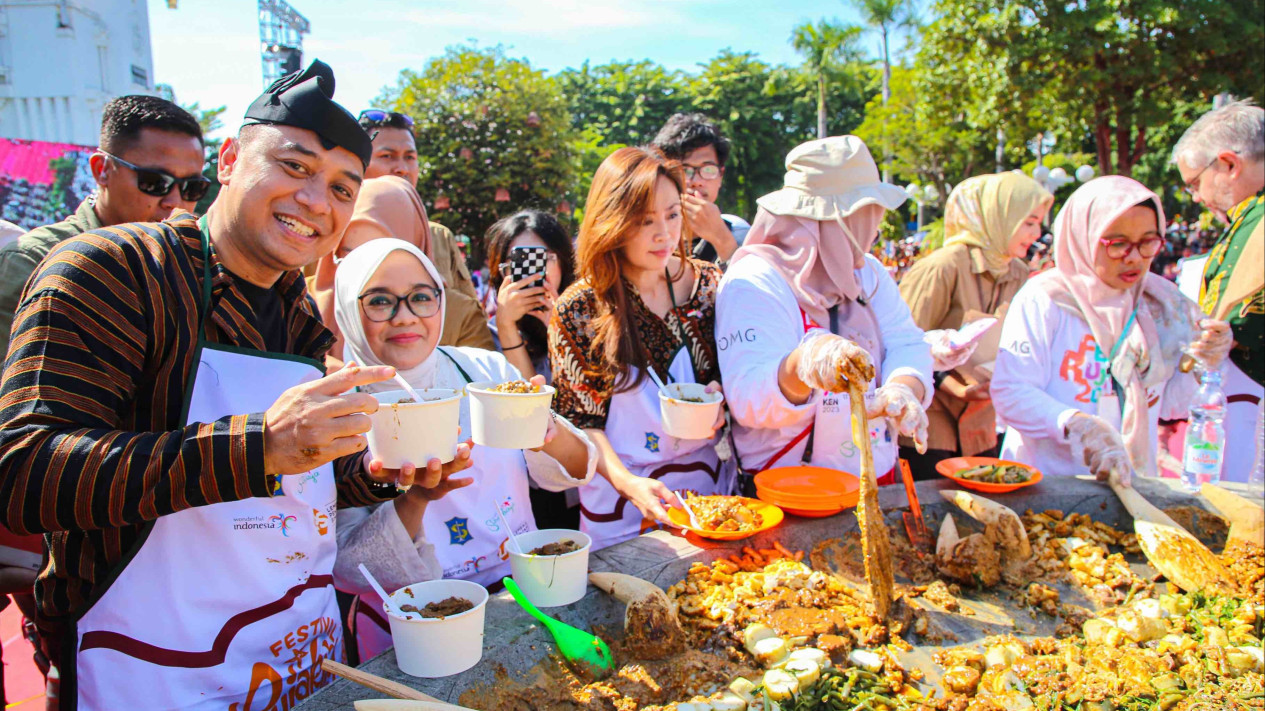 Kemeriahan Festival Rujak Uleg 2024 Sambut Hari Jadi Kota Surabaya, Simbol Kebersamaan Warga Surabaya
            - galeri foto