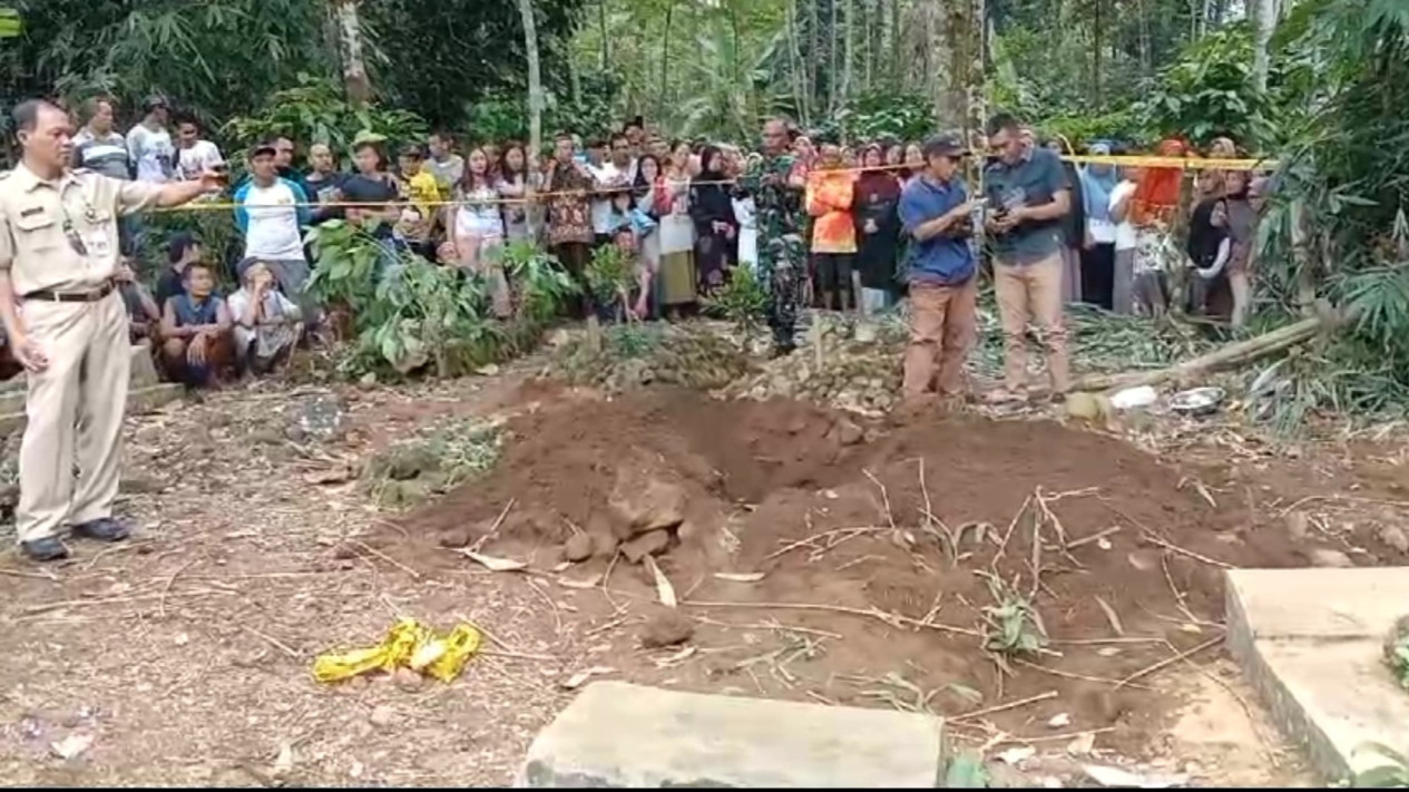 Mengejutkan! Makam Gadis Remaja Dibongkar Orang Tak Dikenal di Purbalingga, Begini Kondisi Jenazah Seusai Dirusak Pelaku
            - galeri foto