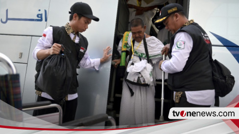 Petugas Beri Edukasi Tentang Ibadah Haji Saat Jemaah Indonesia Tiba Di ...