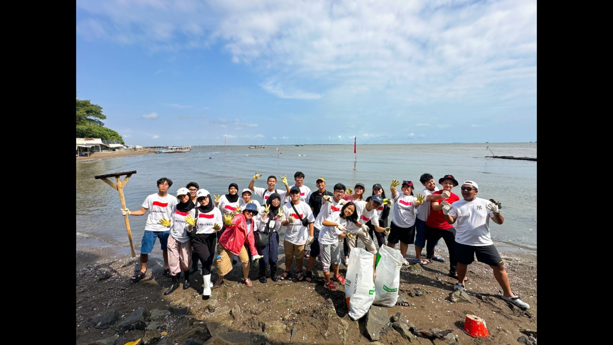 SMA Labschool Cibubur turut serta dalam pengolahan limbah plastik untuk menjaga kelestarian lingkungan hidup terutama di daerah pesisir pantai.
            - galeri foto