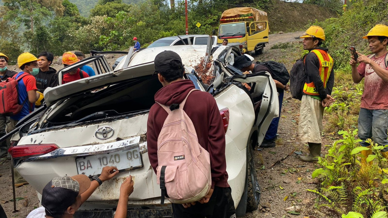 Pohon Tumbang Timpa Mobil, Seorang TKA di PLTA Simarboru Tewas dan Dua Luka 
            - galeri foto