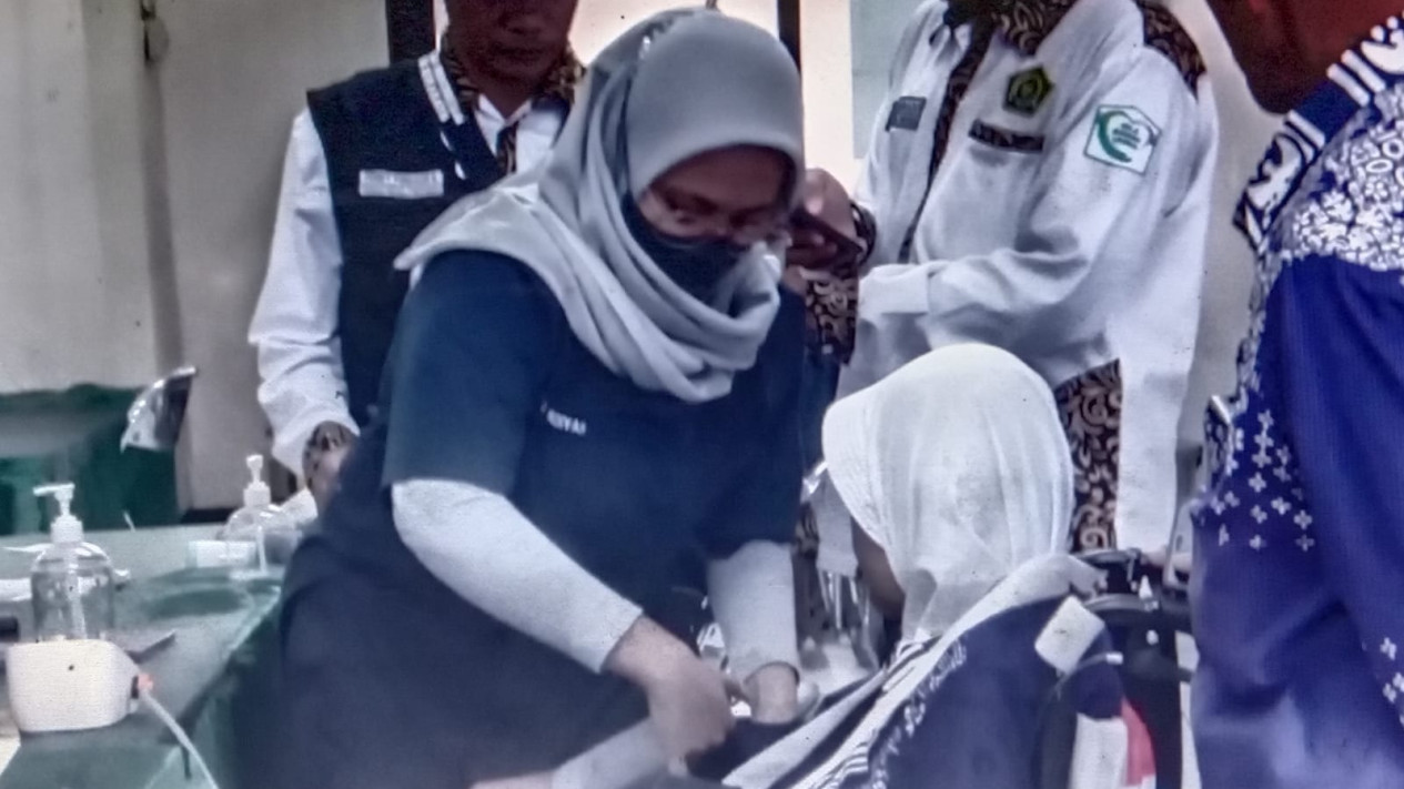 Ingin Bertemu Anaknya, Jemaah Calon Haji asal Banyuwangi Mogok Makan
            - galeri foto