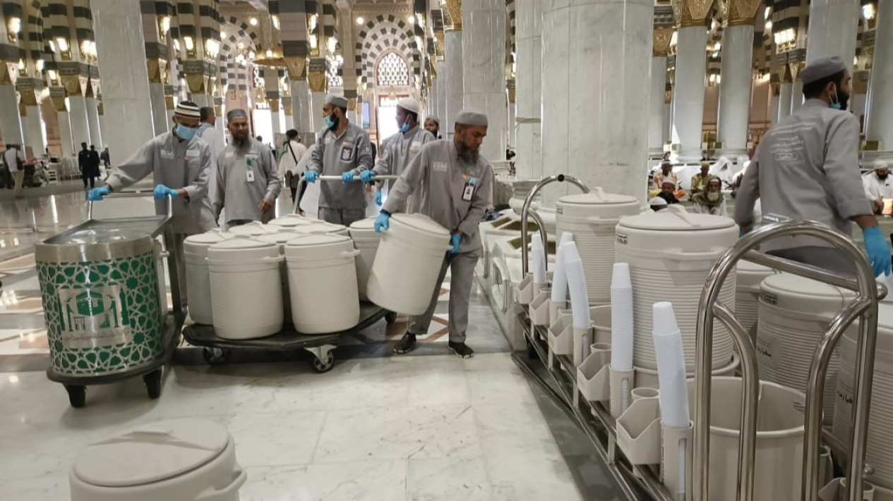 Air Zamzam di Masjid Nabawi, 'All You Can Drink', Setelah Shalat Berjamaah, Jemaah Bebas Minum
            - galeri foto