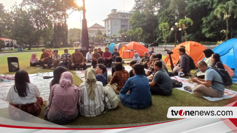 Aksi Kemah Mahasiswa Di Balairung UGM Protes UKT Dan IPI, Begini ...