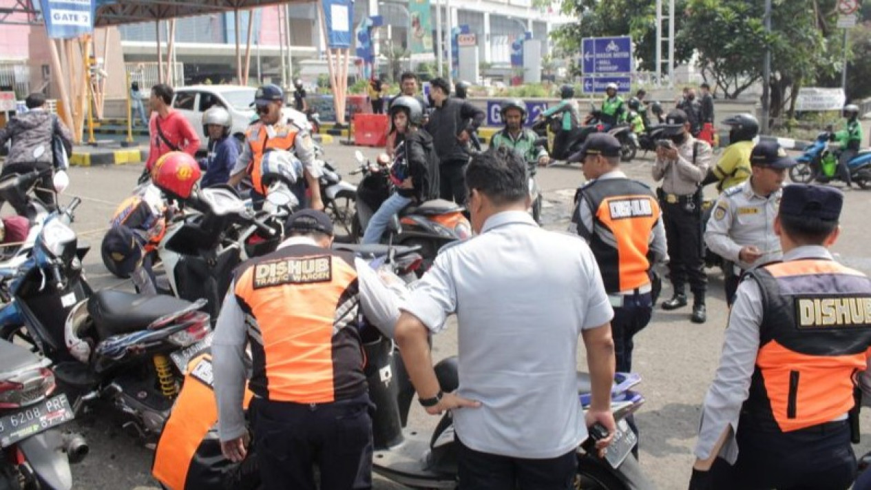 Heboh Juru Parkir Liar Patok Tarif Hingga Rp50 Ribu di JIS, Polisi Kali Ini Tidak Main-Main, Awas Saja
            - galeri foto