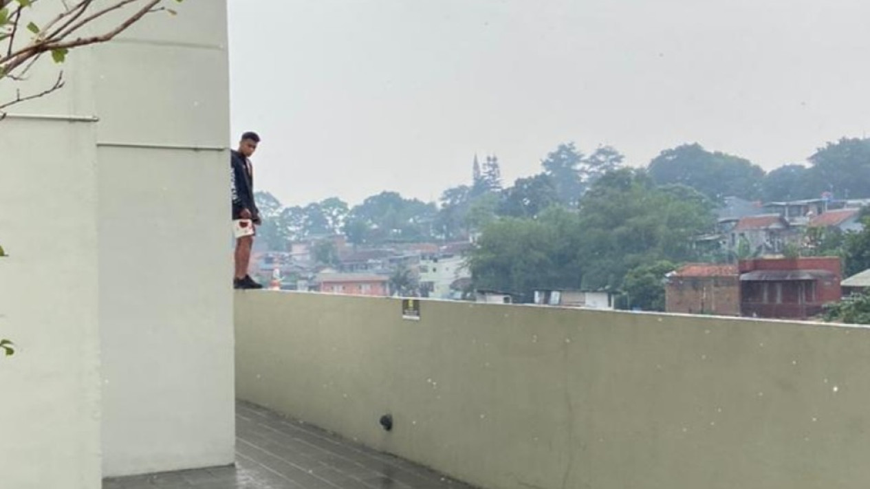 Detik-detik Atlet MMA Rahul Pinem Loncat dari Apartemen di Bandung Terekam Kamera
            - galeri foto