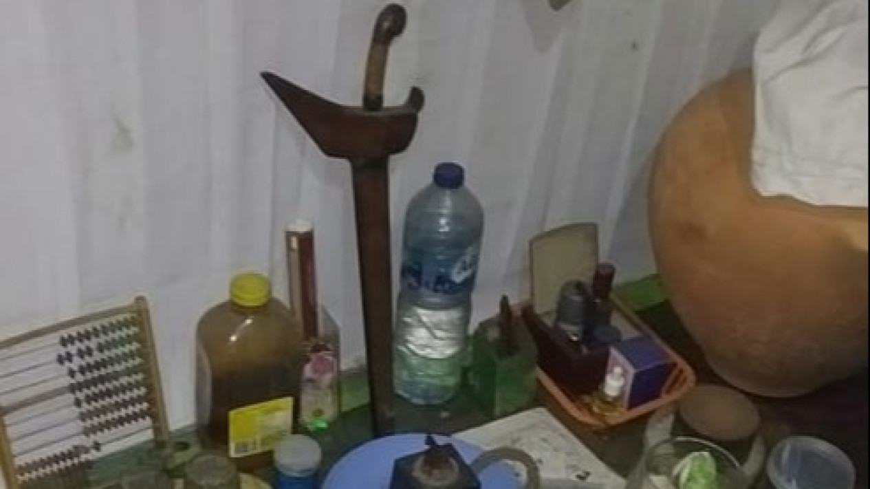 Mengejutkan! Polisi Blak-blakan soal Ada Praktek Perdukunan di Rumah Tersangka Kakek DS dengan Kaitan Aksi Pembunuhan Bocah Perempuan di Bekasi
            - galeri foto