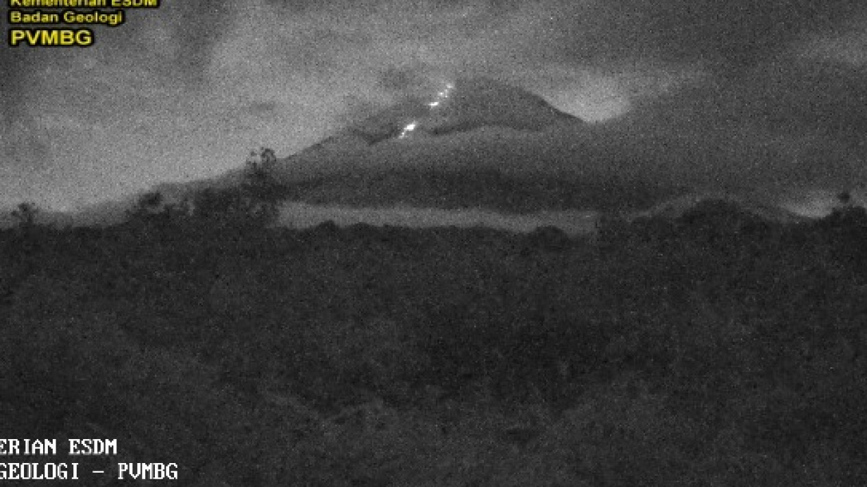 Gunung Semeru Erupsi, Terjadi Guguran lava Pijar
            - galeri foto