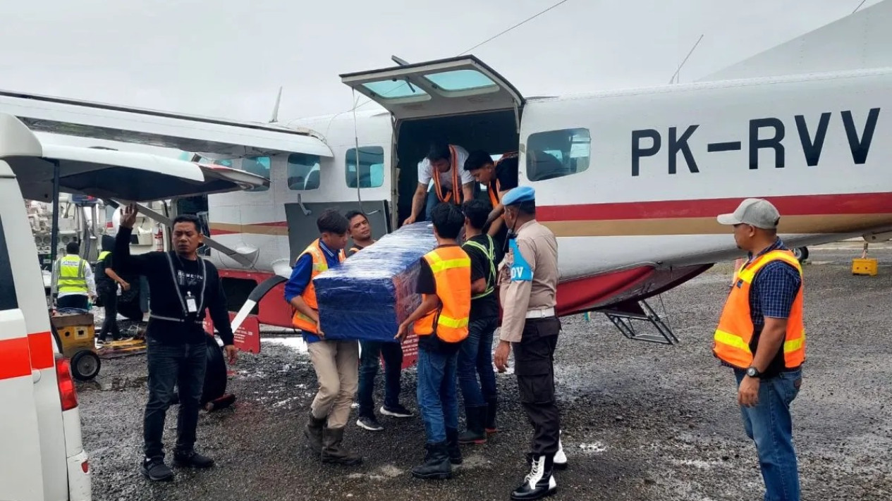 Jenazah Sopir Angkutan Umum yang Ditembak KKB di Paniai Papua Dievakuasi ke Timika
            - galeri foto