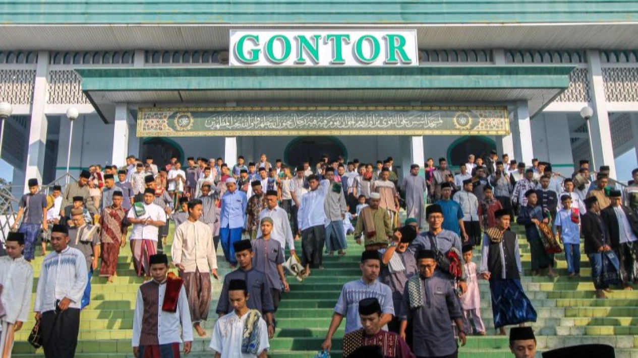 Ponpes Gontor Gelar Shalat Idul Adha Serentak di 22 Titik di Seluruh Cabang di Indonesia Minggu pagi
            - galeri foto