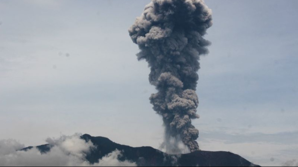 Gunung Marapi Kembali Erupsi, Suara Dentuman Keras Terdengar, PGA Catat Amplitudo Tertinggi pada Juni 2024
            - galeri foto