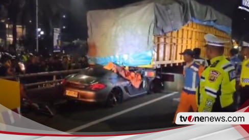 Porsche Tabrak Pantat Truk Sampai Ringsek Di Tol Dalam Kota Dini Hari ...