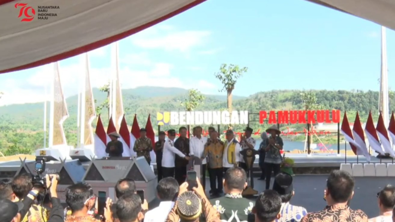 Bendungan Pammukulu di Takalar Yang Menelan Anggaran Rp1,6 Triliun Diresmikan Presiden Joko Widodo
            - galeri foto