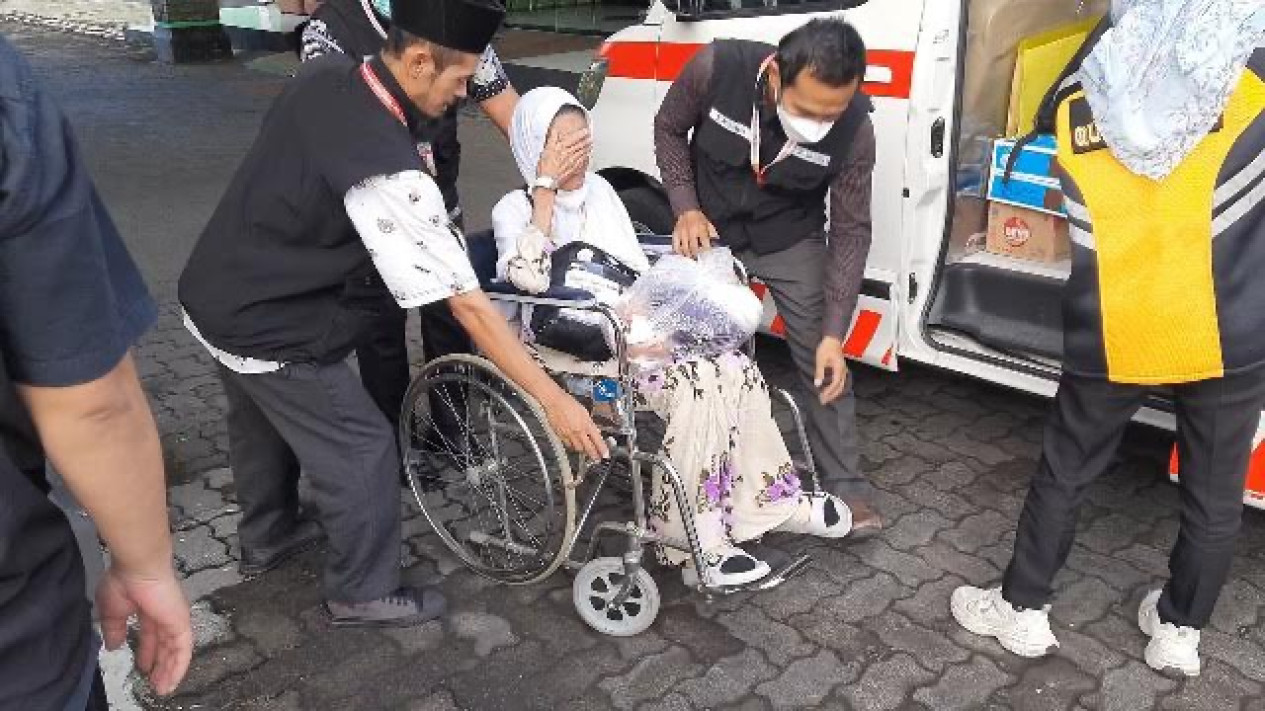 Jemaah Haji Asal Klaten Ini Dipulangkan Lebih Awal, Ternyata Ini Alasannya
            - galeri foto