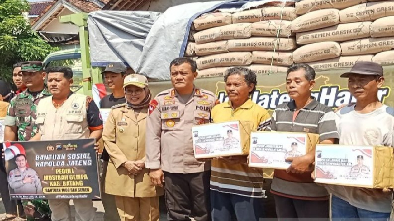 Polda Jawa Tengah Buka Dapur Umum dan Beri Trauma Healing bagi Korban Gempa di Batang
            - galeri foto